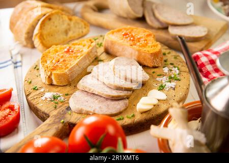 Ein Paltruc oder Bulle ist die dickste Wurst. Es handelt sich um eine Wurst aus der Blase oder dem Dickdarm des Schweines, gefüllt mit Hackfleisch/Faschiertem und Fett. Stockfoto