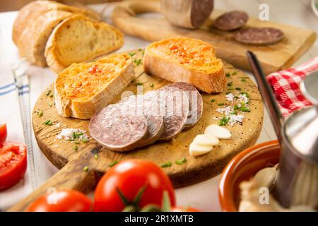 Ein Paltruc oder Bulle ist die dickste Wurst. Es handelt sich um eine Wurst aus der Blase oder dem Dickdarm des Schweines, gefüllt mit Hackfleisch/Faschiertem und Fett. Stockfoto