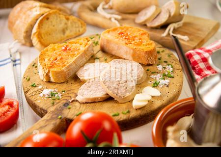 Ein Paltruc oder Bulle ist die dickste Wurst. Es handelt sich um eine Wurst aus der Blase oder dem Dickdarm des Schweines, gefüllt mit Hackfleisch/Faschiertem und Fett. Stockfoto