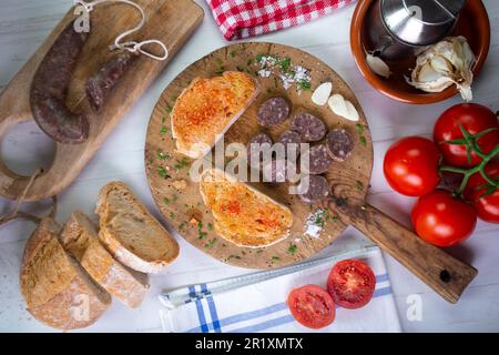 Ein Paltruc oder Bulle ist die dickste Wurst. Es handelt sich um eine Wurst aus der Blase oder dem Dickdarm des Schweines, gefüllt mit Hackfleisch/Faschiertem und Fett. Stockfoto