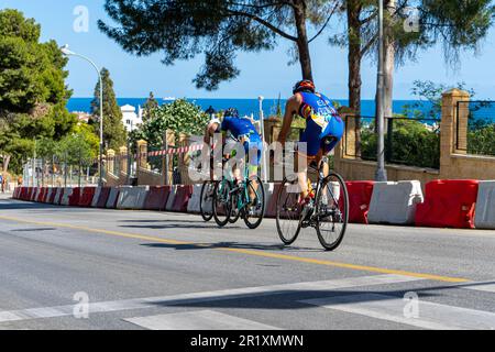 BENALMADENA, SPANIEN - 13. MAI 2023: Radrennen auf den Straßen der Costa del sol in Benalmadena, Spanien am 13. Mai 2023 Stockfoto