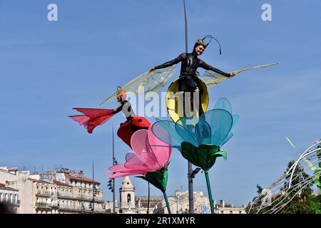 Marseille, Frankreich. 6. Mai 2023. Akrobaten treten während des Karnevals auf. Die Parade des Karnevals in Marseille fand am 6. Mai im Alten Hafen von Marseille statt, wo Hunderte von Menschen sich versammeln, um das Ereignis zu erleben und zu genießen. (Credit Image: © Gerard Bottino/SOPA Images via ZUMA Press Wire) NUR REDAKTIONELLE VERWENDUNG! Nicht für den kommerziellen GEBRAUCH! Stockfoto