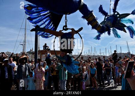 Marseille, Frankreich. 6. Mai 2023. Ein akrobat tritt während des Karnevals auf. Die Parade des Karnevals in Marseille fand am 6. Mai im Alten Hafen von Marseille statt, wo Hunderte von Menschen sich versammeln, um das Ereignis zu erleben und zu genießen. (Credit Image: © Gerard Bottino/SOPA Images via ZUMA Press Wire) NUR REDAKTIONELLE VERWENDUNG! Nicht für den kommerziellen GEBRAUCH! Stockfoto