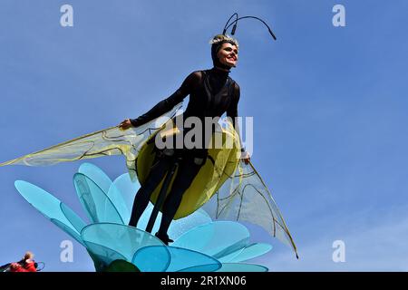 Marseille, Frankreich. 6. Mai 2023. Ein akrobat tritt während des Karnevals auf. Die Parade des Karnevals in Marseille fand am 6. Mai im Alten Hafen von Marseille statt, wo Hunderte von Menschen sich versammeln, um das Ereignis zu erleben und zu genießen. (Credit Image: © Gerard Bottino/SOPA Images via ZUMA Press Wire) NUR REDAKTIONELLE VERWENDUNG! Nicht für den kommerziellen GEBRAUCH! Stockfoto