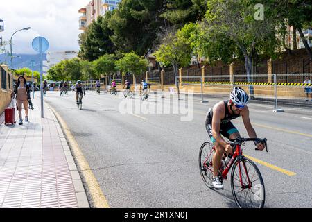 BENALMADENA, SPANIEN - 13. MAI 2023: Radrennen auf den Straßen der Costa del sol in Benalmadena, Spanien am 13. Mai 2023 Stockfoto