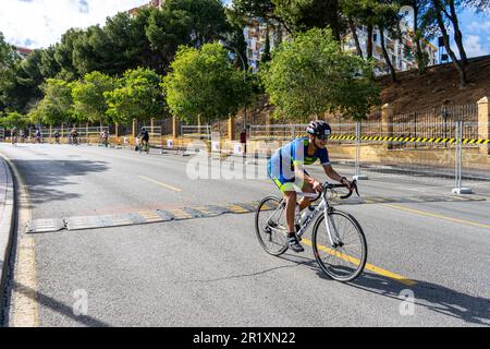 BENALMADENA, SPANIEN - 13. MAI 2023: Radrennen auf den Straßen der Costa del sol in Benalmadena, Spanien am 13. Mai 2023 Stockfoto