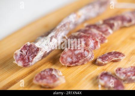 Fuet ist eine Wurst aus magerem Schweinefleisch, typisch für die katalanische Küche, die im Rest Spaniens verteilt ist Stockfoto