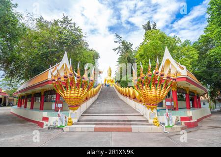 Goldener großer Buddha mit blauem Himmel in Pattaya, Thailand an einem Sommertag Stockfoto