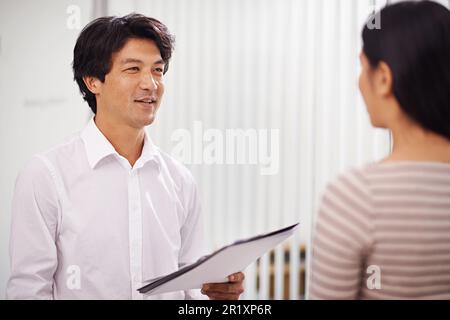 Zusammenarbeit ist der Schlüssel. Zwei Geschäftsleute diskutieren über die Arbeit im Büro. Stockfoto