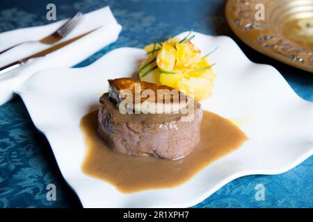 Rinderfilet, gekocht bei niedrigen Temperaturen, serviert mit gegrilltem Foie. Stockfoto