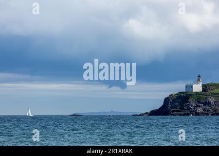 Fidra Leuchtturm und Insel mit Isle of May in der Ferne. Stockfoto