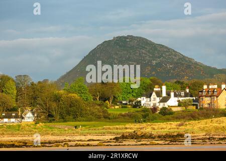 North Berwick Law aus Broad Sands Beach, East Lothian, Schottland Stockfoto