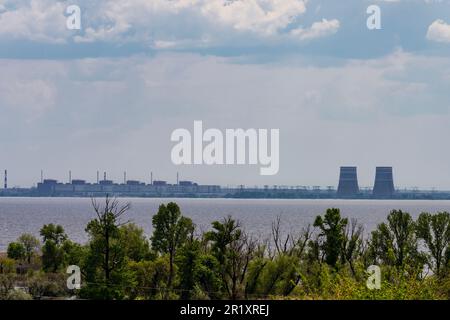 Enerhodar, USA. 14. Mai 2023. Blick auf das Kernkraftwerk Zaporizhzhya vom rechten Ufer des Flusses Dnipro am 14. Mai 2023. Derzeit ist das linke Ufer des Flusses Dnipro von russischen Streitkräften einschließlich Kernkraftwerken besetzt. (Foto: Lev Radin/Sipa USA) Guthaben: SIPA USA/Alamy Live News Stockfoto