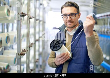 Stärker als andere Produkte. Ein Mann, der ein Produkt in einer Kunststofffabrik inspiziert. Stockfoto