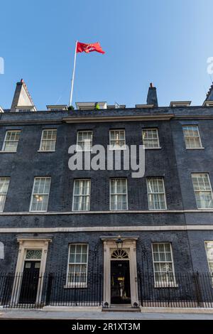 Downing Street, London, Großbritannien. 16. Mai 2023 Downing Street feiert den Middlesex Day, indem die Flagge des Countys über Nummer 10 gehisst wird. Foto: Amanda Rose/Alamy Live News Stockfoto