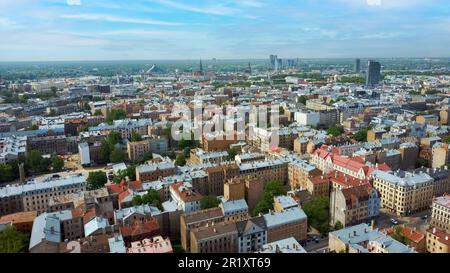 Rigas Stadtbild Frühling Luftaufnahme Video, Stadt, Lettland. Sonnige Dächer. Skyline von Riga, Lettland, Stadtzentrum, Teika, Purvciems in the Bac Stockfoto
