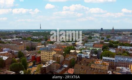Rigas Stadtbild Frühling Luftaufnahme Video, Stadt, Lettland. Sonnige Dächer. Skyline von Riga, Lettland, Stadtzentrum, Teika, Purvciems in the Bac Stockfoto
