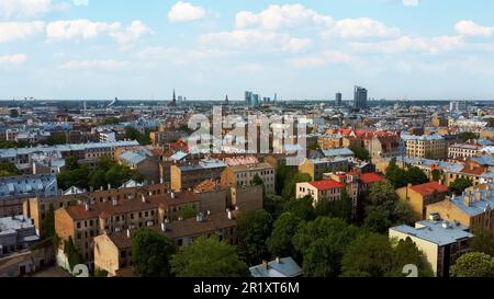 Rigas Stadtbild Frühling Luftaufnahme Video, Stadt, Lettland. Sonnige Dächer. Skyline von Riga, Lettland, Stadtzentrum, Teika, Purvciems in the Bac Stockfoto
