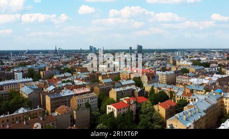 Rigas Stadtbild Frühling Luftaufnahme Video, Stadt, Lettland. Sonnige Dächer. Skyline von Riga, Lettland, Stadtzentrum, Teika, Purvciems in the Bac Stockfoto