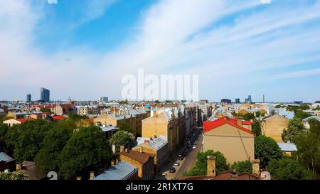 Rigas Stadtbild Frühling Luftaufnahme Video, Stadt, Lettland. Sonnige Dächer. Skyline von Riga, Lettland, Stadtzentrum, Teika, Purvciems in the Bac Stockfoto