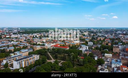 Rigas Stadtbild Frühling Luftaufnahme Video, Stadt, Lettland. Sonnige Dächer. Skyline von Riga, Lettland, Stadtzentrum, Teika, Purvciems in the Bac Stockfoto