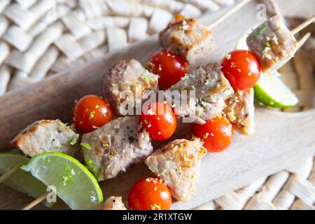 Hähnchenspieße mit Gemüse wie Kirschtomaten und Zucchini. Stockfoto