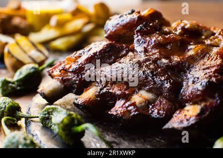 Geschmorte Schweinerippchen auf einem Grill. Stockfoto