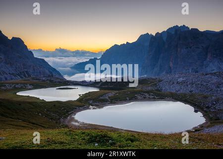 Stimmungsvolle Sonnenaufgänge am Laghi dei Piani (Piani-Seen) in den Sextener Dolomiten. Wolkenflut über Tälern. Berggipfel. Italienische Alpen. Europa. Stockfoto