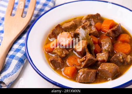 Rinderschmorbraten mit Kartoffeln und Gemüse. Traditionelles spanisches Tapa-Rezept. Stockfoto