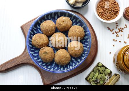 Gond und Methi Ke Laddu oder Pinni. Bockshornklee Laddu aus Fenugreek Seeds, Saunf, Jaggery und Nüssen. Immunitätsverstärker-Nahrung für den Winter. Speicherplatz kopieren Stockfoto