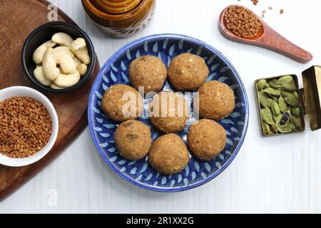 Gond und Methi Ke Laddu oder Pinni. Bockshornklee Laddu aus Fenugreek Seeds, Saunf, Jaggery und Nüssen. Immunitätsverstärker-Nahrung für den Winter. Speicherplatz kopieren Stockfoto