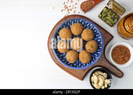 Gond und Methi Ke Laddu oder Pinni. Bockshornklee Laddu aus Fenugreek Seeds, Saunf, Jaggery und Nüssen. Immunitätsverstärker-Nahrung für den Winter. Speicherplatz kopieren Stockfoto