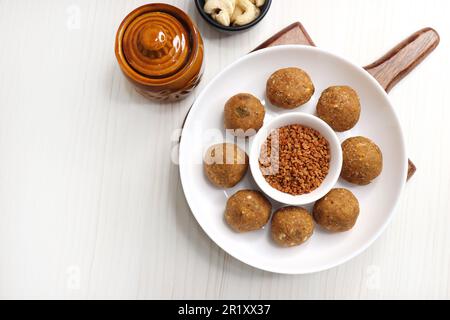 Gond und Methi Ke Laddu oder Pinni. Bockshornklee Laddu aus Fenugreek Seeds, Saunf, Jaggery und Nüssen. Immunitätsverstärker-Nahrung für den Winter. Speicherplatz kopieren Stockfoto