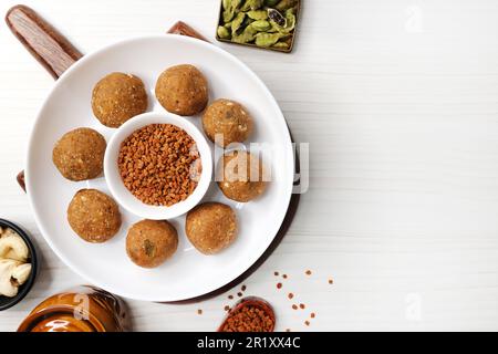 Gond und Methi Ke Laddu oder Pinni. Bockshornklee Laddu aus Fenugreek Seeds, Saunf, Jaggery und Nüssen. Immunitätsverstärker-Nahrung für den Winter. Speicherplatz kopieren Stockfoto