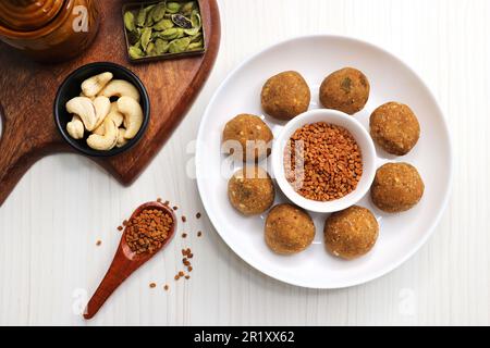 Gond und Methi Ke Laddu oder Pinni. Bockshornklee Laddu aus Fenugreek Seeds, Saunf, Jaggery und Nüssen. Immunitätsverstärker-Nahrung für den Winter. Speicherplatz kopieren Stockfoto