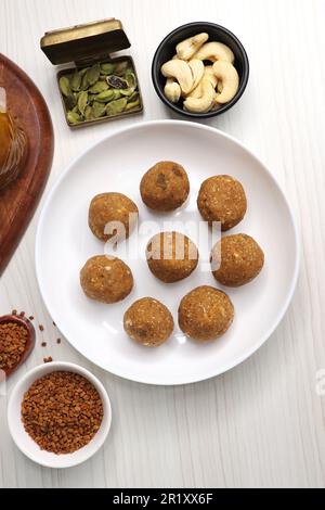 Gond und Methi Ke Laddu oder Pinni. Bockshornklee Laddu aus Fenugreek Seeds, Saunf, Jaggery und Nüssen. Immunitätsverstärker-Nahrung für den Winter. Speicherplatz kopieren Stockfoto