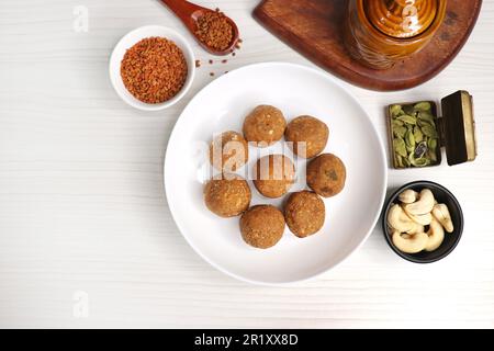 Gond und Methi Ke Laddu oder Pinni. Bockshornklee Laddu aus Fenugreek Seeds, Saunf, Jaggery und Nüssen. Immunitätsverstärker-Nahrung für den Winter. Speicherplatz kopieren Stockfoto