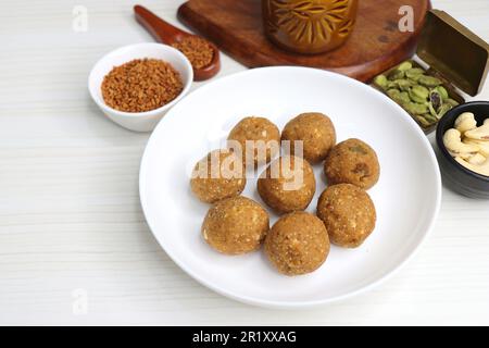 Gond und Methi Ke Laddu oder Pinni. Bockshornklee Laddu aus Fenugreek Seeds, Saunf, Jaggery und Nüssen. Immunitätsverstärker-Nahrung für den Winter. Speicherplatz kopieren Stockfoto