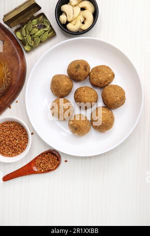 Gond und Methi Ke Laddu oder Pinni. Bockshornklee Laddu aus Fenugreek Seeds, Saunf, Jaggery und Nüssen. Immunitätsverstärker-Nahrung für den Winter. Speicherplatz kopieren Stockfoto