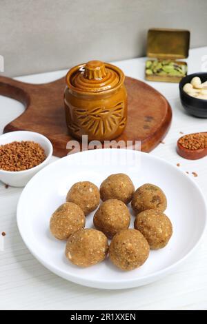 Gond und Methi Ke Laddu oder Pinni. Bockshornklee Laddu aus Fenugreek Seeds, Saunf, Jaggery und Nüssen. Immunitätsverstärker-Nahrung für den Winter. Speicherplatz kopieren Stockfoto