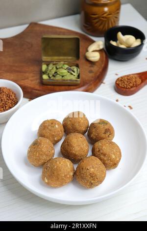 Gond und Methi Ke Laddu oder Pinni. Bockshornklee Laddu aus Fenugreek Seeds, Saunf, Jaggery und Nüssen. Immunitätsverstärker-Nahrung für den Winter. Speicherplatz kopieren Stockfoto