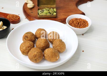 Gond und Methi Ke Laddu oder Pinni. Bockshornklee Laddu aus Fenugreek Seeds, Saunf, Jaggery und Nüssen. Immunitätsverstärker-Nahrung für den Winter. Speicherplatz kopieren Stockfoto