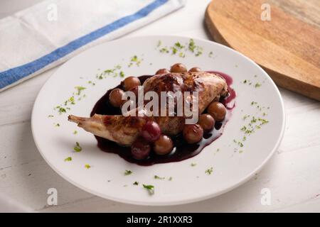 Wildes Kaninchen mit Weinsoße zubereitet. Traditionelles Rezept in Spanien. Stockfoto