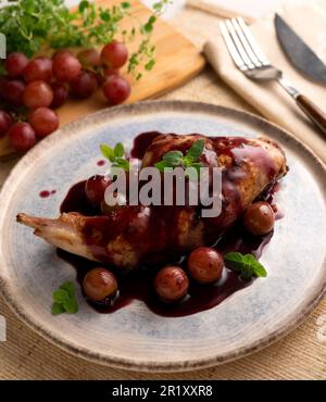 Wildes Kaninchen mit Weinsoße zubereitet. Traditionelles Rezept in Spanien. Stockfoto