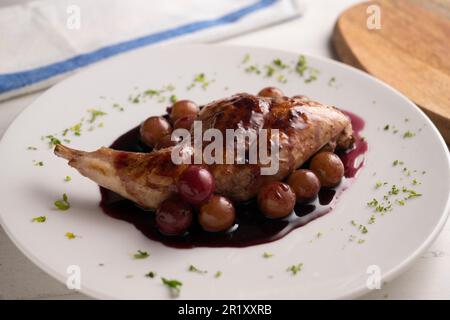 Wildes Kaninchen mit Weinsoße zubereitet. Traditionelles Rezept in Spanien. Stockfoto