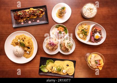 Auswahl peruanischer Gerichte mit Cebiches, Leche de tigre, Kartoffel-Huancaina, Aji de gallina, Reis mit Mais, Gegrilltes Herz Stockfoto