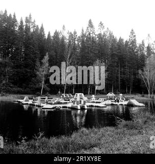 Aufblasbarer Angriffskurs auf dem See in Center Parcs, Longleat, Wiltshire, England, Großbritannien Stockfoto