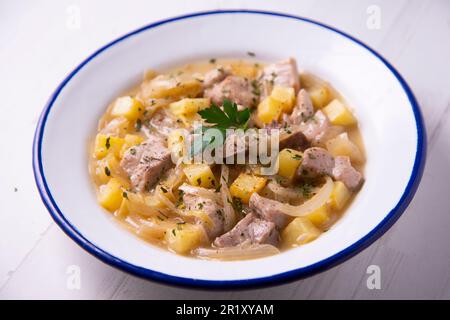 Schweinefleisch mit Kartoffeln und Zwiebeln. Traditionelles spanisches Rezept. Stockfoto