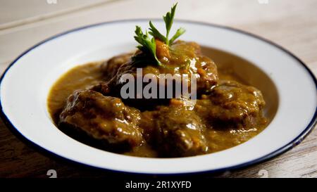 Gebratene Wange mit Sauce. Traditionelles spanisches Tapa-Rezept. Stockfoto