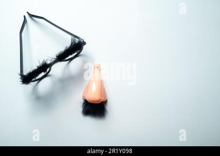 Brille mit Nase und Schnurrbart auf weißem Hintergrund Stockfoto